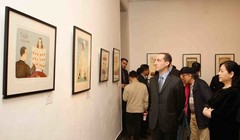 Khách thăm quan triển lãm. (Ảnh: Thanh Tùng/TTXVN)