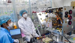 Các thành viên dự án MicroDragon giám sát vệ tinh trong quá trình vận hành kiểm thử. Ảnh: Trung tâm Vũ trụ Việt Nam