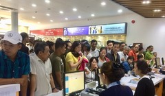 Các cửa hàng nhà mạng chật cứng vì khách hàng đến bổ sung thông tin.