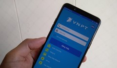 Khi không thể tới phòng giao dịch, khách hàng hãy sử dụng các
hình thức cập nhật thông tin từ xa qua website, ứng dụng, qua tổng đài. Ảnh: M.H