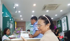 Trong sáng nay (23/4), nhiều người đã đến đợi từ sớm nhưng đến gần giờ trưa vẫn chưa thể hoàn thiện được thông tin.