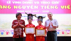Nguyên Thứ trưởng Bộ GD&ĐT Nguyễn Vinh Hiển (ngoài cùng bên phải) và Giáo sư sử học Lê Văn Lan (ngoài cùng bên trái) trao giải cho hai "Trạng Nguyên" Nguyễn Hà Phương (thứ 2 từ trái sang) và Quách Minh Châu (thứ 3 từ trái sang).