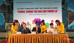 Thứ trưởng Bộ TT&TT Nguyễn Minh Hồng cùng các đại biểu ký phát hành đặc biệt Bộ tem