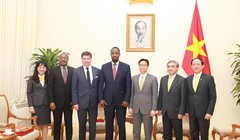 Phó Thủ tướng Chính phủ Vũ Đức Đam và Thứ trưởng Bộ Thông tin và Truyền thông Nguyễn Minh Hồng (thứ hai và ba từ phải sang) tiếp đoàn đại biểu cấp cao Liên minh Bưu chính Thế giới (UPU),