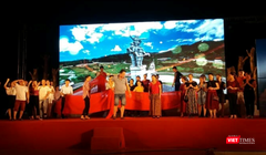 Cảnh trong vở diễn "Khoảng trời con gái" vừa chính thức công diễn tại Hà Tĩnh.