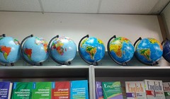 Quả địa cầu vẽ sai lệch bản đồ Việt Nam được bày bán ở cửa hàng số 26 đường Mayakovs'koho thành phố Kiev (Ukraine) (ảnh: Hồ Sỹ Trúc)