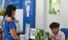 Nhiều chủ thuê bao, đặc biệt là người có tuổi, tốn rất nhiều thời gian ở điểm giao dịch để chờ chụp ảnh chân dung, hoàn thiện thông tin thuê bao.