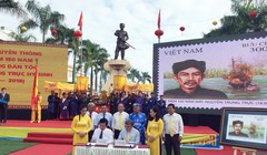 Ông Nguyễn Minh Hồng - Thứ trưởng Bộ Thông tin & Truyền thông và ông Đỗ Thanh Bình - Phó Chủ tịch UBND tỉnh Kiên Giang ký phát hành bộ tem