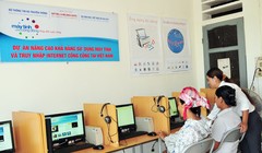 Người dân đến truy cập Internet tại điểm bưu điện văn hóa xã.