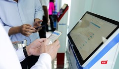 Người dân đang tìm hiểu các thao tác làm thủ tục hành chính trực tuyến.