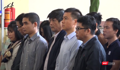 Bị cáo Nguyễn Thanh Hóa (người mặc áo khoác đen đứng giữa) trong phiên tòa xét xử vụ đánh bạc ngàn tỷ.