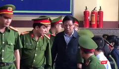 Lực lượng cảnh sát dẫn giải ông Phan Văn Vĩnh vào xét xử.