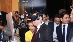 Phó Thủ tướng Vương Đình Huệ trải nghiệm thương mại điện tử tại phố đi bộ Hồ Gươm trong ngày khai mạc Online Friday.