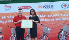 SHB, Dai-ichi Life Việt Nam và Hội Chữ thập đỏ Việt Nam đã tặng 330 chiếc xe đạp cho các em học sinh nghèo vượt khó, đạt thành tích cao.
