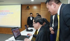 Ông Phạm Anh Tuấn, Chủ tịch HĐTV VnPost trải nghiệm mua sắm, đặt hàng trên sàn PostMart.