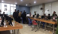 Một trong các tụ điểm con bạc đang sát phạt nhau.