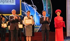 Bộ trưởng Bộ Thông tin và Truyền thông Nguyễn Mạnh Hùng và Giáo sư Viện sĩ Đặng Vũ Minh - Chủ tịch Liên hiệp các hội KHKT Việt Nam trao giải thưởng cho các đơn vị có ứng dụng công nghệ số xuất sắc tại Lễ trao Giải thưởng Công nghệ số Việt Nam 2018.