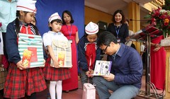 Hàng trăm cuốn sách đã được trao tặng tràn đầy niềm vui cùng sự háo hức của các em học sinh.