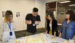 Nguyễn Ngọc Thanh Tâm đang trao đổi về bộ trò chơi Tết Ta Mua