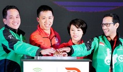 Tổng giám đốc, Phó Tổng giám đốc Go-Viet (áo đỏ) tại Lễ ra mắt Go-Việt.