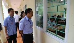 Ông Bùi Trọng Đắc, Giám đốc Sở từng khẳng định, việc chấm thi của tỉnh được làm theo đúng quy trình và không có bất cứ sự can thiệp nào. Trong ảnh, ông Đắc kiểm tra tại điểm thi trường THPT Lương Sơn (Hòa Bình). (Ảnh: hoabinh.edu.vn)