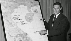 Bộ trưởng Quốc phòng Mỹ Robert S. McNamara trình bày về vụ việc xảy ra trong Vịnh Bắc Bộ (sự kiện Vịnh Bắc Bộ lần 2) ngày 4/8/1964 trong cuộc họp báo nửa đêm tại Lầu Năm Góc. 
