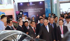 Thủ tướng cùng các đại biểu tham quan Triển lãm trong khuôn khổ hội thảo của Diễn đàn Kinh tế Tư nhân Việt Nam 2019 