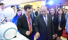 Thủ tướng gợi ý doanh nghiệp công nghệ Việt Nam thực hành khẩu hiệu hành động: sáng tạo tại Việt Nam, thiết kế tại Việt Nam, Việt Nam làm chủ công nghệ và chủ động trong sản xuất. 