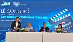 Đạo diễn Việt Tú (ngoài cùng bên trái) tham gia hội đồng giám khảo cuộc thi.