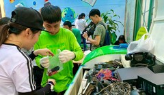 Nhiều bạn trẻ tham dự sự kiện đổi rác điện tử lấy cây, diễn ra tại đường sách, Quận 1 TP.HCM cách đây ít ngày.