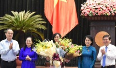Lãnh đạo TP.HCM chúc mừng đồng chí Phan Thị Thắng.