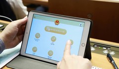 Các đại biểu được trang bị iPad để tra cứu tài liệu từ kỳ họp thứ 7, Quốc hội khóa XIV vừa qua.