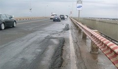 Mặt cầu Thăng Long sau nhiều lần sửa chữa vẫn tiếp tục hằn lún. 