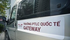 Một chiếc xe bus đưa đón học sinh trường Quốc tế Gateway.