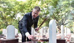 Đại sứ Kritenbrink và lãnh đạo tỉnh Quảng Trị tới thăm và thắp hương tại Nghĩa trang Quốc gia Trường Sơn.
