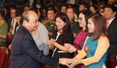 Thủ tướng chúc mừng các nghệ sĩ đã có những cống hiến xuất sắc cho sự nghiệp phát triển văn hóa, nghệ thuật dân tộc.