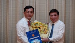 Chủ tịch UBND TPHCM Nguyễn Thành Phong (phải) trao quyết định bổ nhiệm ông Hà Phước Thắng