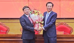 Ông Nguyễn Văn Đọc chúc mừng Nguyễn Văn Đọc chúc mừng ông Nguyễn Xuân Ký (trái) được bầu làm Bí thư Tỉnh ủy Quảng Ninh.