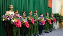 Thiếu tướng Nguyễn Duy Ngọc, Thứ trưởng Bộ Công an trao thưởng cho các đơn vị.