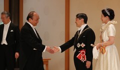 Thủ tướng Nguyễn Xuân Phúc chúc mừng Nhà vua Naruhito và Hoàng hậu. Ảnh: Hoàng gia Nhật Bản