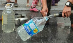 250.000 hộ gia đình tại Hà Nội lao đao vì thiếu nước sạch sinh hoạt trong 20 ngày qua.