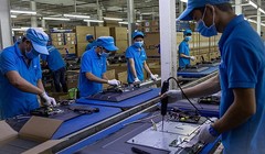 Công nhân lắp ráp tivi tại Công ty Asanzo.