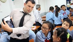 Người nước ngoài làm việc trong một trường học tại Hà Nội.