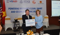 Phó Giám đốc toàn cầu USAID Bonnie Glick  trao tặng Bộ Công Thương phần mềm PLEXOS mô phỏng hoạt động vận hành của các nhà máy điện và phần cứng đi kèm.