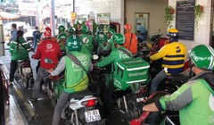 Nhiều tài xế công nghệ tranh thủ đổ xăng bằng ví MoMo để được giảm giá.