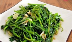 Đĩa rau xanh mượt mà, rau giòn hòa quyện cùng tỏi được xào chín tới giữ được độ giòn chứ không hề bị nát, đậm đà và rất ngon miệng.