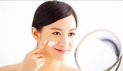 Trước khi trang điểm, bạn nên bôi một lớp dưỡng mỏng.