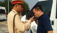 Nhiều lái xe bị uống rượu bia do tâm lý cả nể.