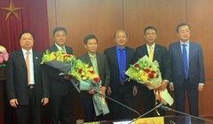 
Lãnh đạo Ban Tuyên giáo Trung ương tặng hoa chúc mừng các cán bộ vừa được bổ nhiệm. (Ảnh: tuyengiao.vn)