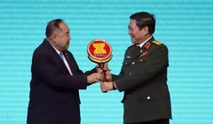 Bộ trưởng Ngô Xuân Lịch nhận biểu trưng cho vai trò Chủ tịch ADMM và ADMM+ từ Đại tướng Prawit Wongsuwan, Phó Thủ tướng Thái Lan.